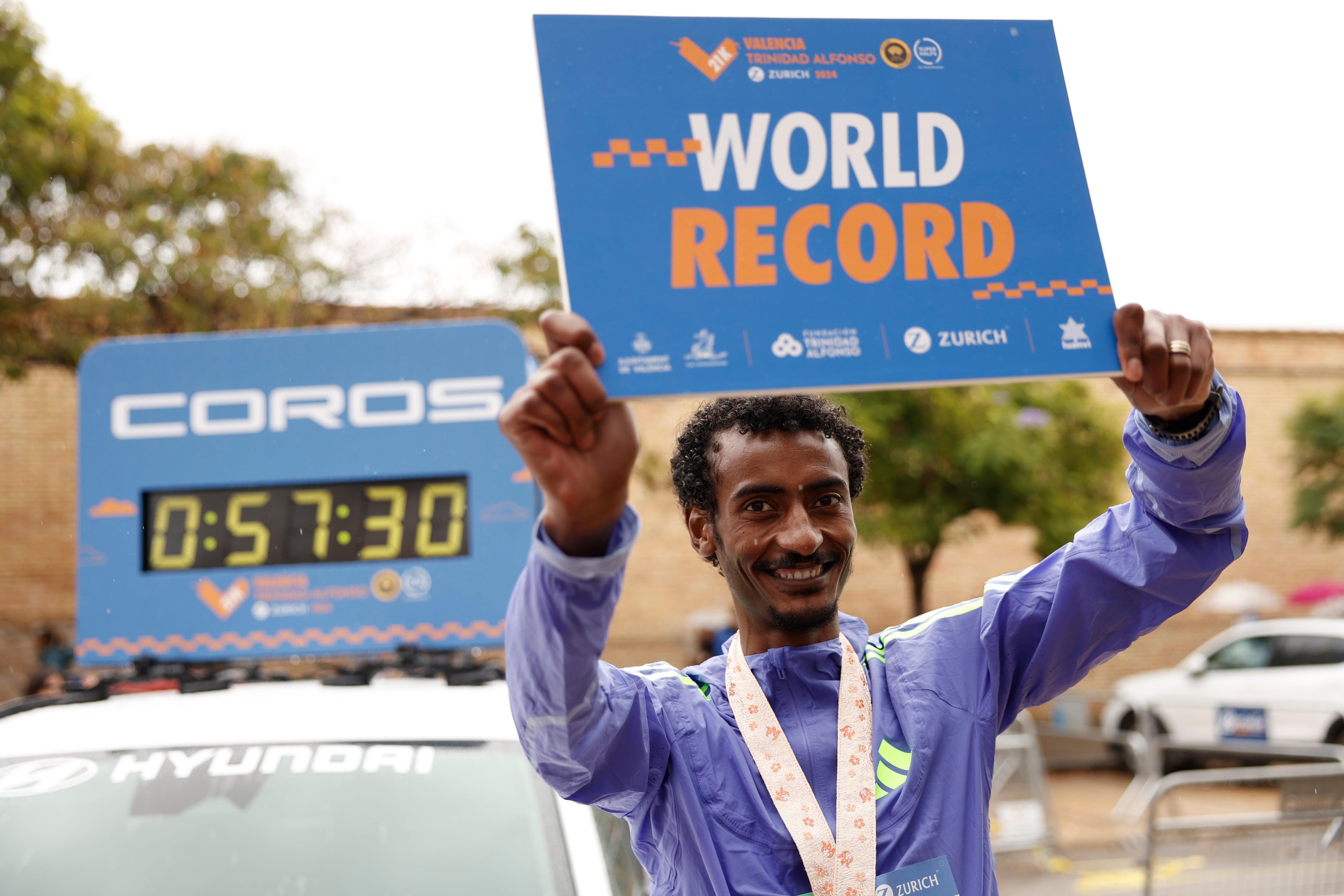 -FOTODELDÍA- VALENCIA, 27/10/2024.- El etíope Yomif Kejelcha estableció este domingo en Valencia un nuevo récord del mundo en el Medio Maratón Trinidad Alfonso al acabar la prueba en un tiempo oficioso de 57.30, un segundo por debajo de los 57.31 de Jacob Kiplimo en Lisboa en 2021. EFE/ Biel Aliño
