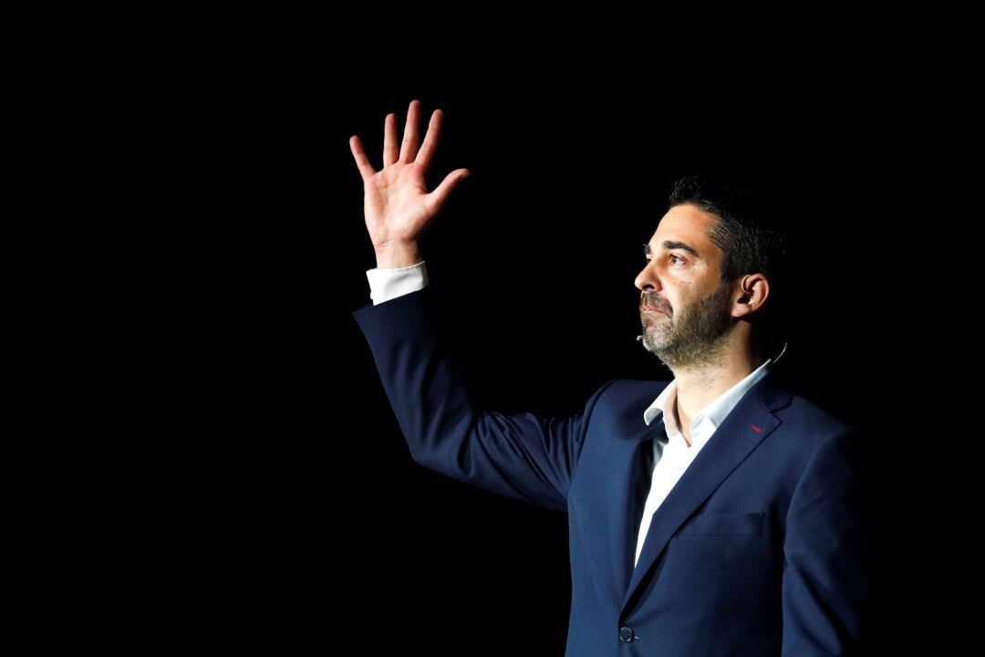 Juan Carlos Navarro saluda a la afición durante el homenaje en el Palau Blaugrana