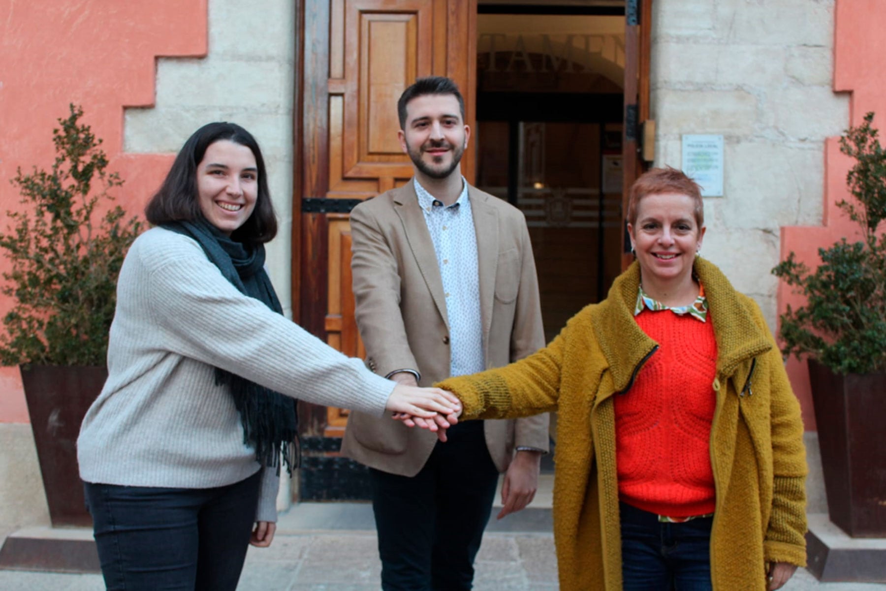 El alcalde Jordi Pla en medio de las dos concejalas, Paula Sánchez y Amparo Ferrer