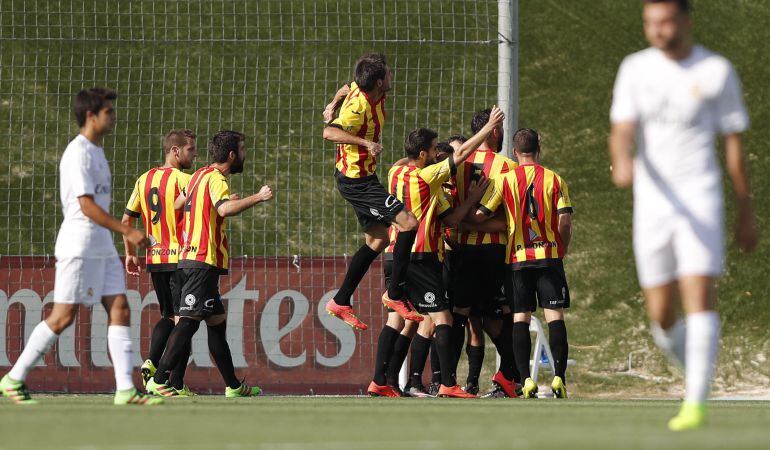 Los jugadores del Lleida celebran un gol