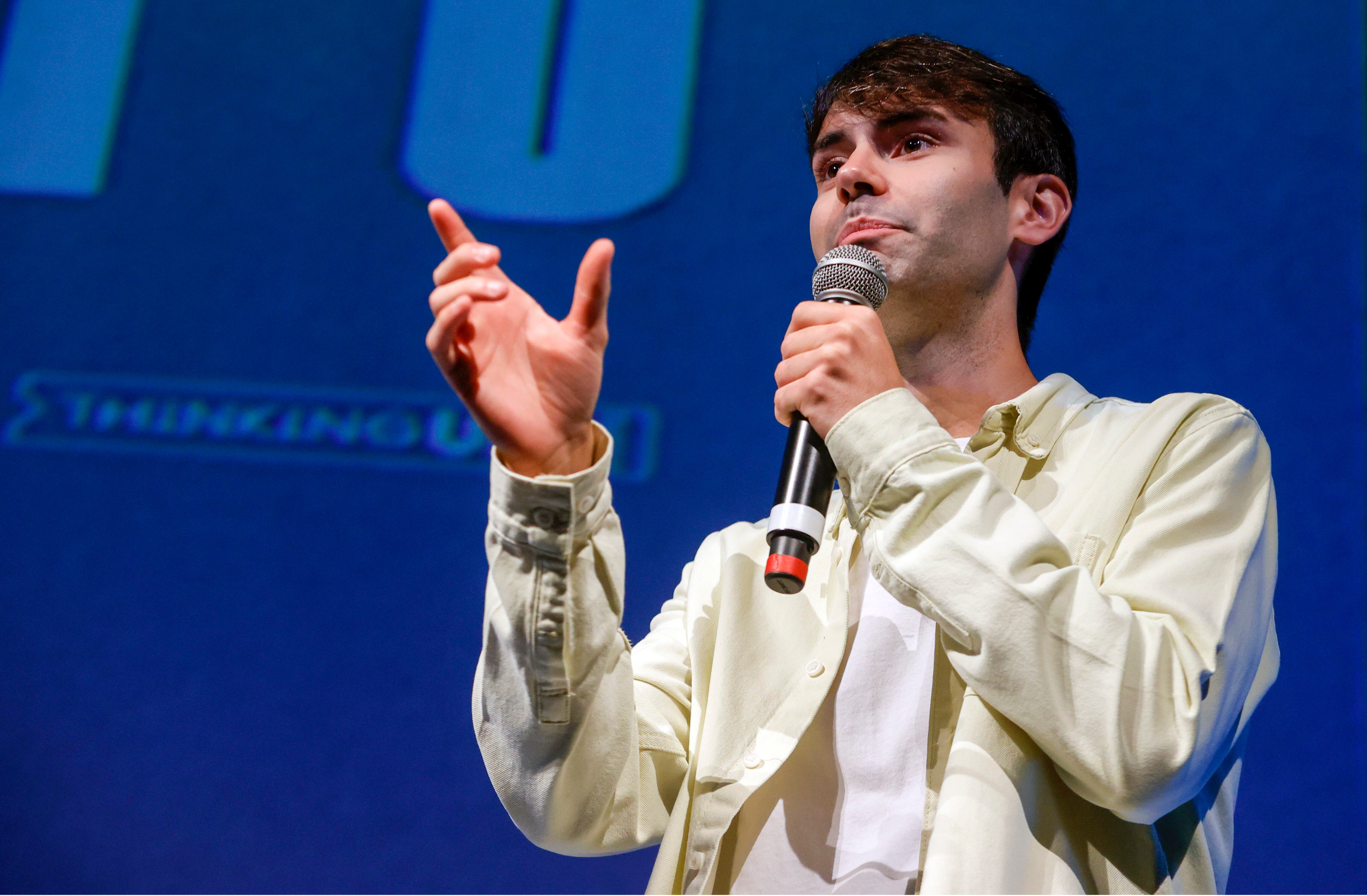 FERROL, 28/09/2022.- El mago Martín Varela, director creativo de "Inventio", que mezcla ilusionismo, danza, artes circenses y música y que se estrena en Ferrol con el Camino de Santiago como inspiración, presenta el espectáculo este miércoles.EFE/ Kiko Delgado