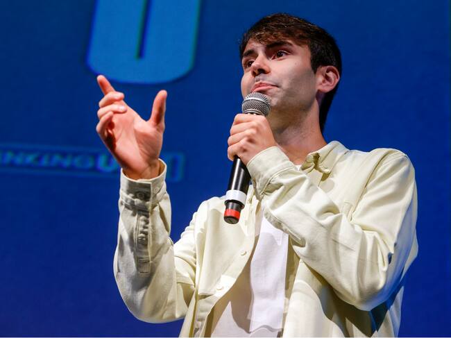 FERROL, 28/09/2022.- El mago Martín Varela, director creativo de "Inventio", que mezcla ilusionismo, danza, artes circenses y música y que se estrena en Ferrol con el Camino de Santiago como inspiración, presenta el espectáculo este miércoles.EFE/ Kiko Delgado