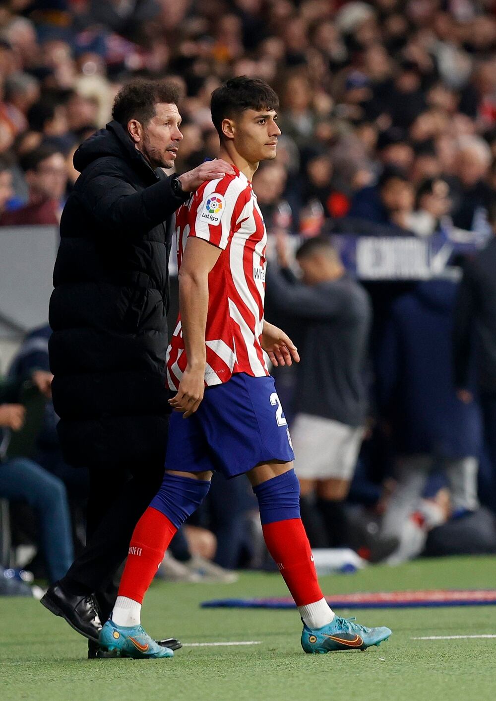 Carlos Martín recibe las instrucciones del Cholo Simeone en un partido de esta temporada