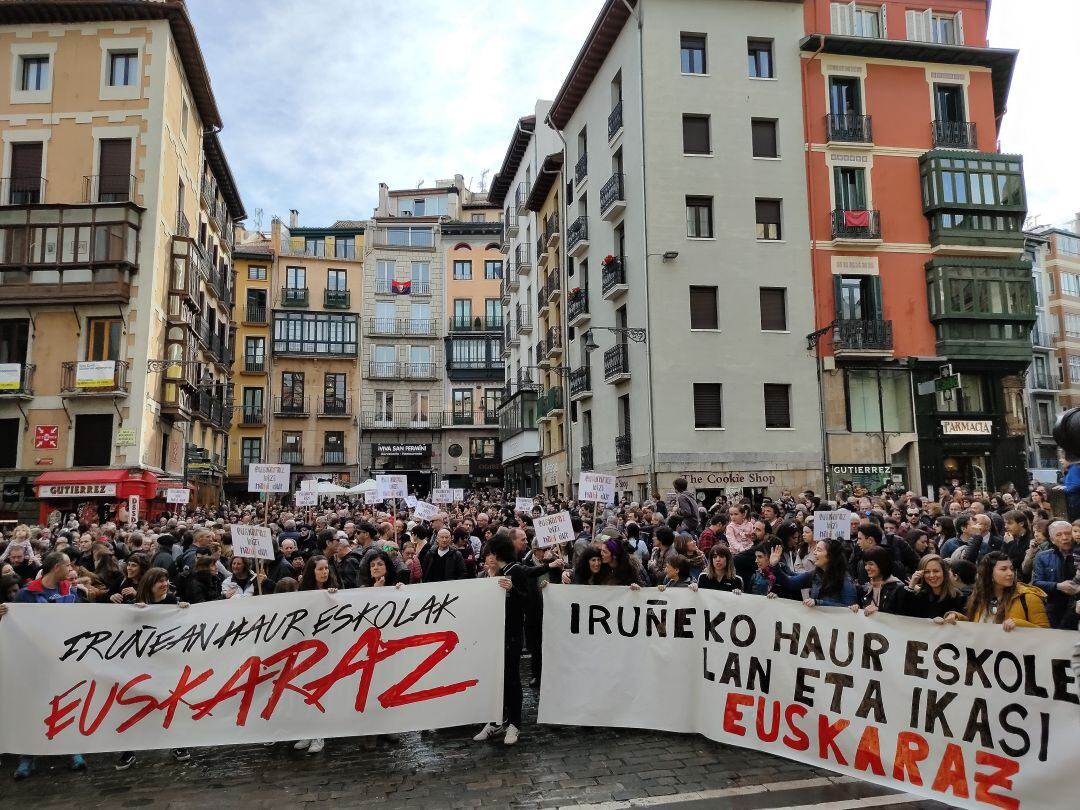 Imagen de una concentración reclamando escuelas infantiles en euskera.