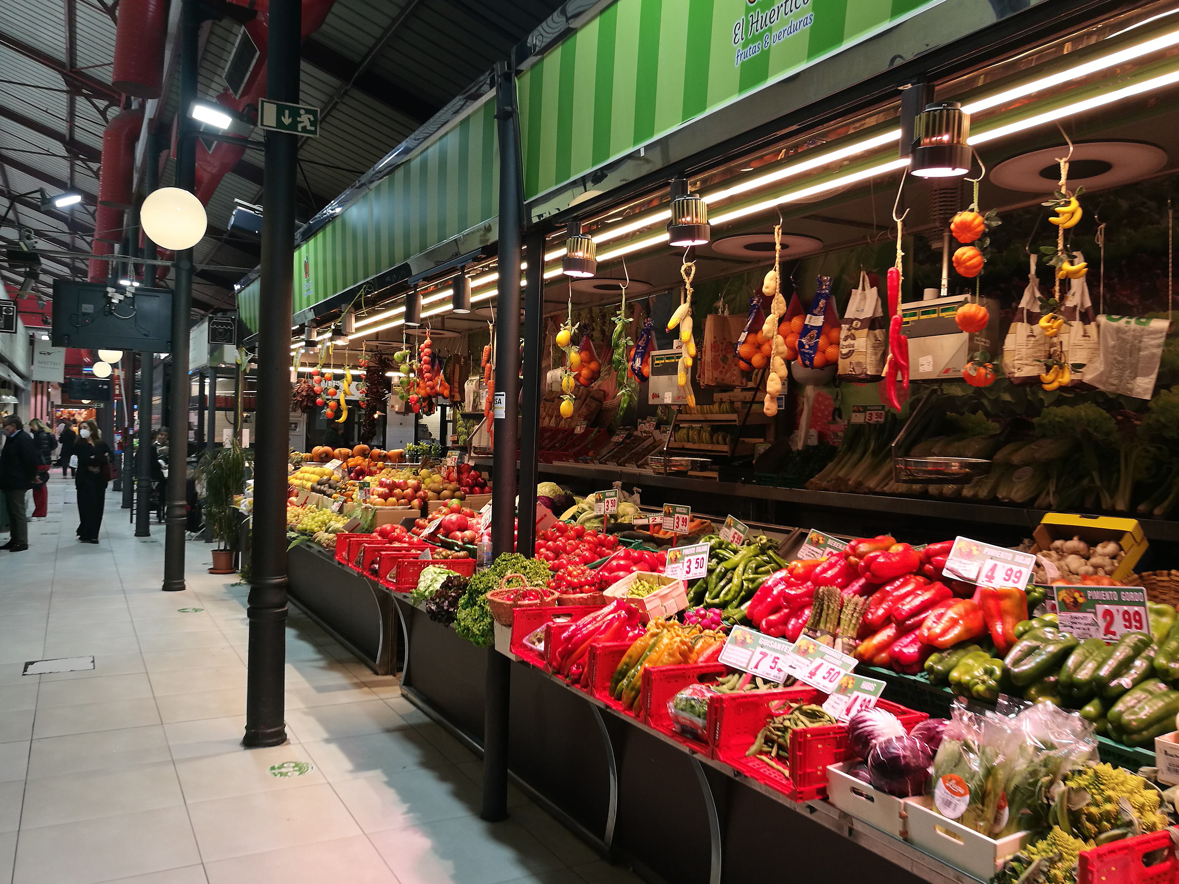 Una frutería en el Mercado de la Paz.