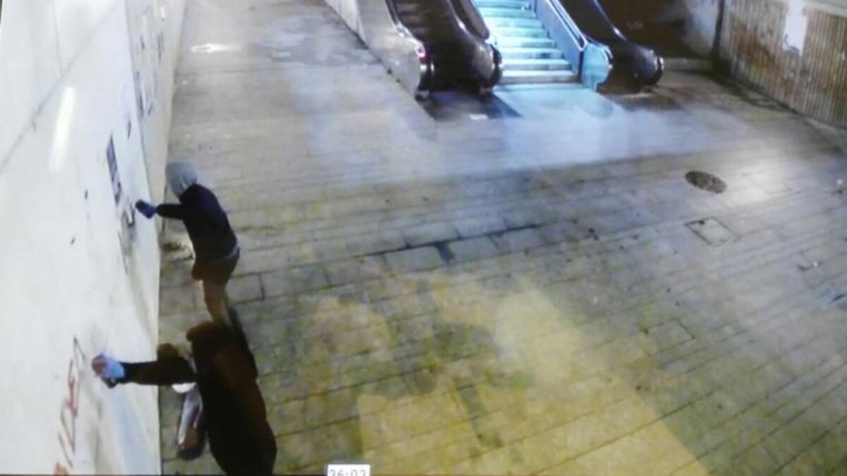 Visto para sentencia el juicio contra dos acusados de hacer pintadas proetarras en Llodio: "Es 'descarao', nosotros no somos"