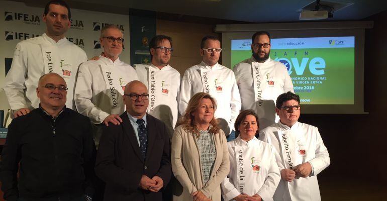 Cocineros y políticos durante la presentación del Primer Congreso &#039;Jaén Aove&#039; que se celebrará del 27 al 29 de Noviembre en IFEJA.