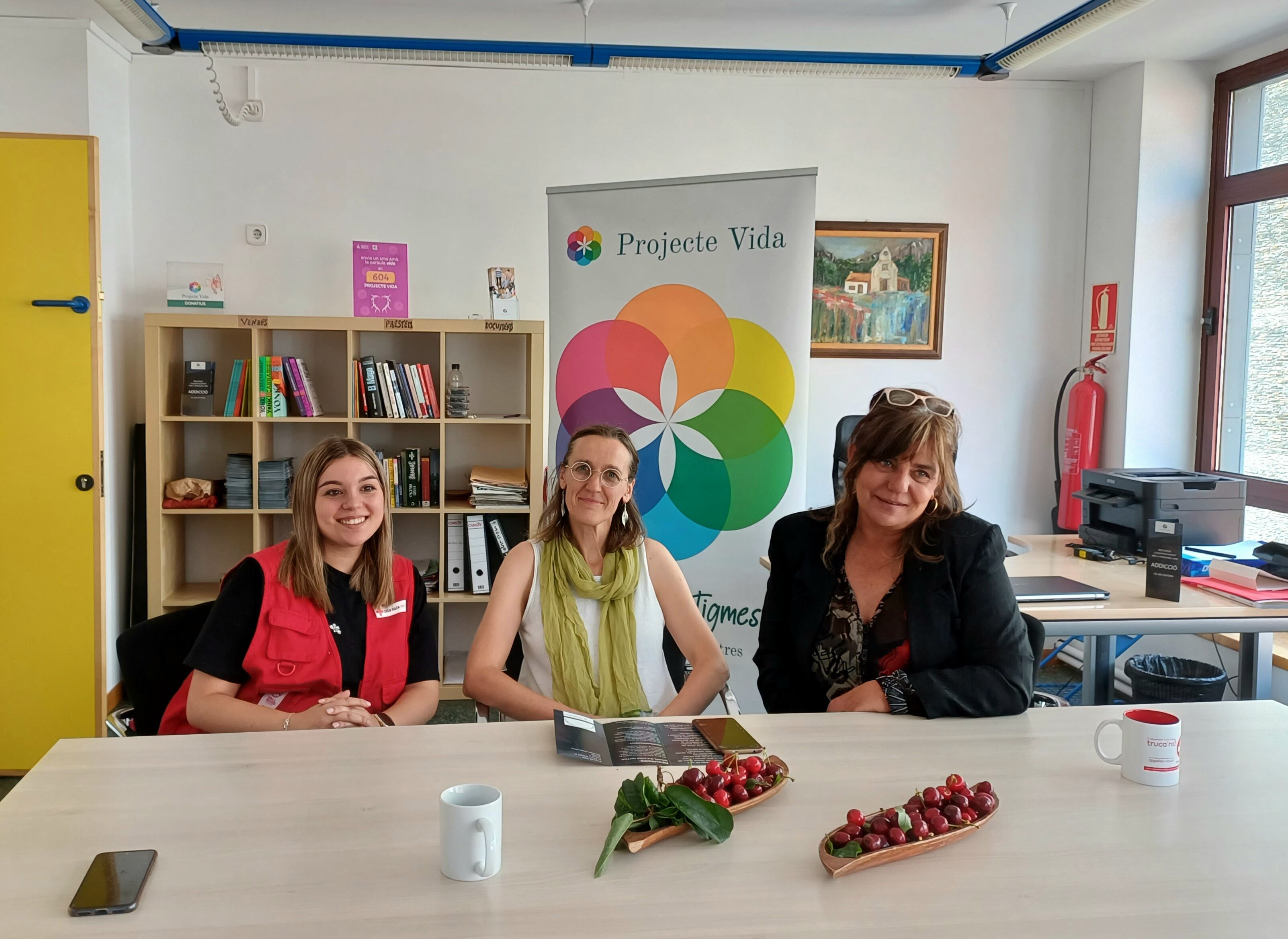 La vocal de Projecte Vida, Daniela Bandini, amb Angi Duró, també de l'entitat, i Aida Sánchez de la Creu Roja
