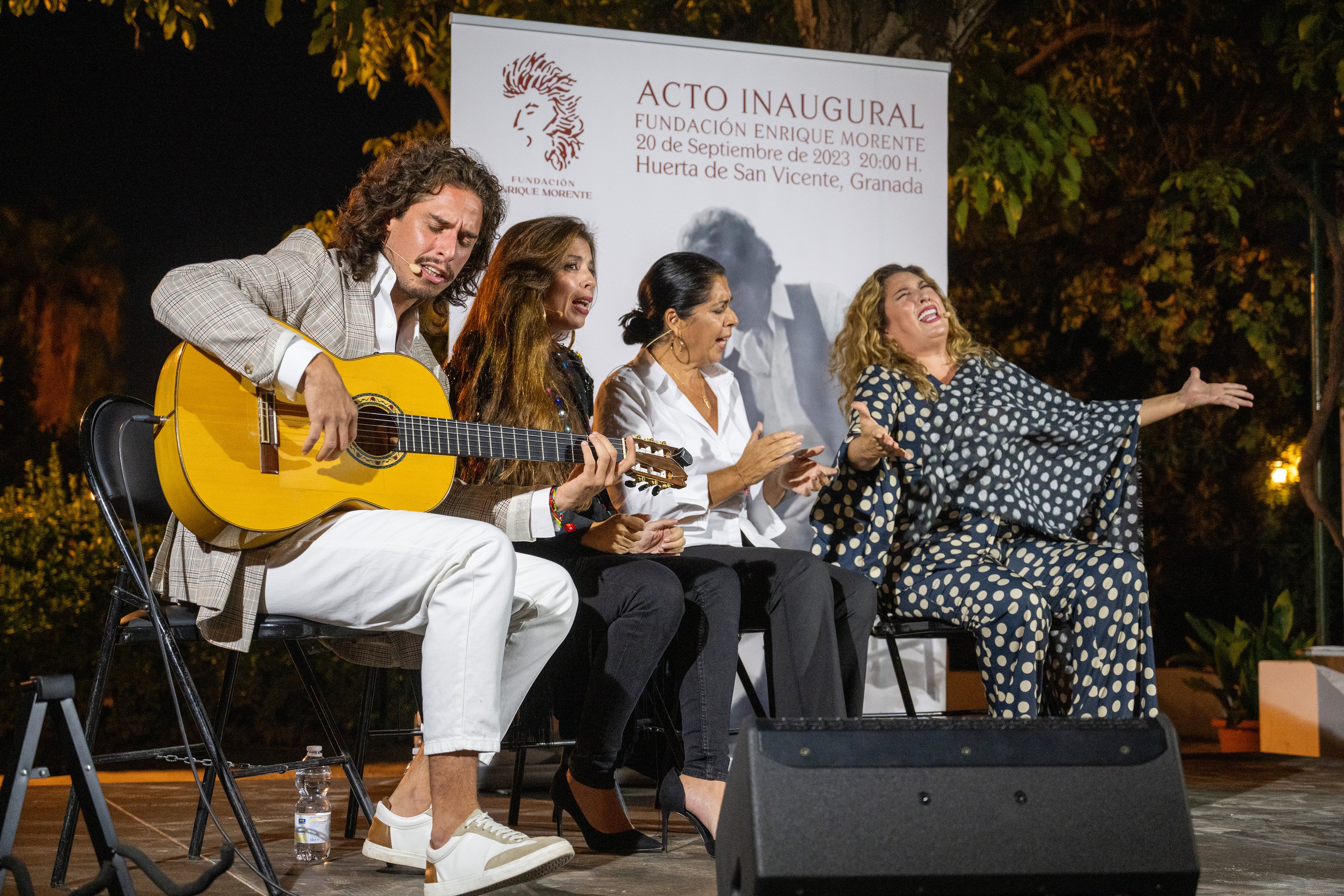 La viuda de Enrique Morente, Aurora Carbonell (2d) acompañada por sus hijos, Kiki, Solea (2i) y Estrella, durante la presentación de la fundación artística y cultural Enrique Morente hoy miércoles en la Huerta de San Vicente, en Granada