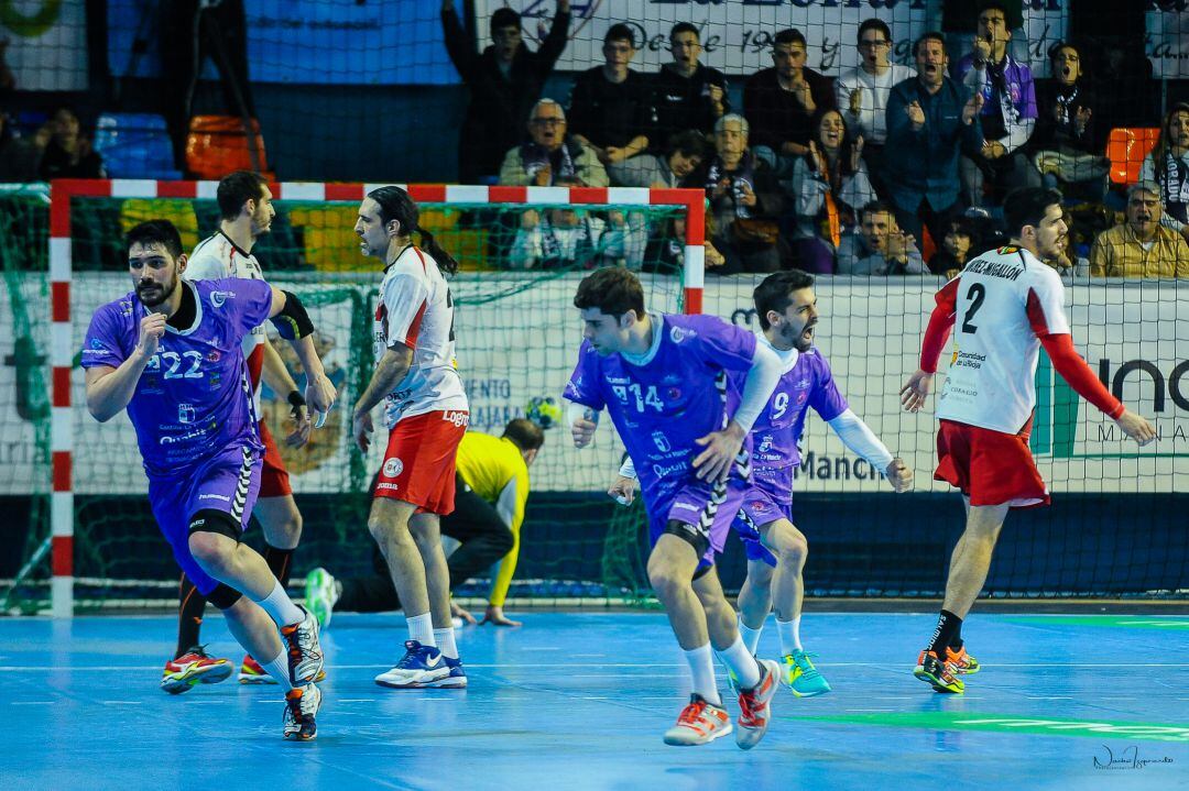 Imagen de Javi García y Víctor Vigo que vuelven a la que fue su casa en sus últimos partidos con la camiseta morada.