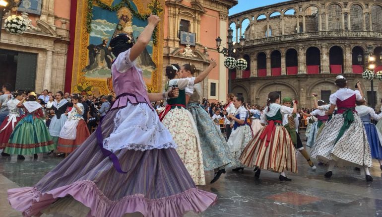 Los falleros llenaron ayer la plaza de la Virgen con 240 parejas de danzantes