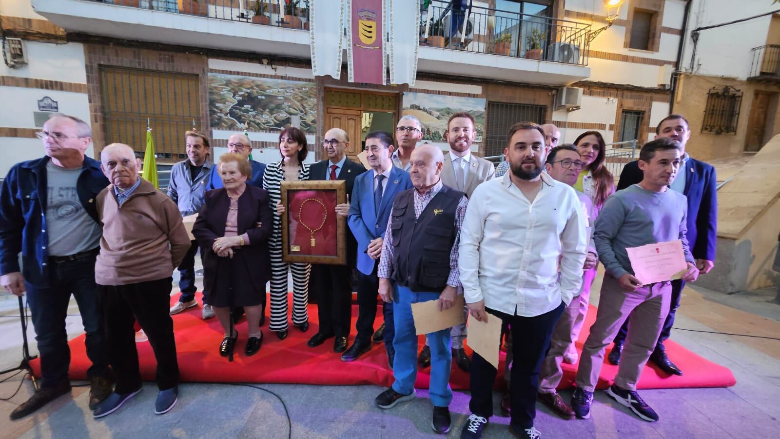 Foto de familia con todos los galardonados, alcalde, concejales y presidente de la Diputación, Francisco Reyes