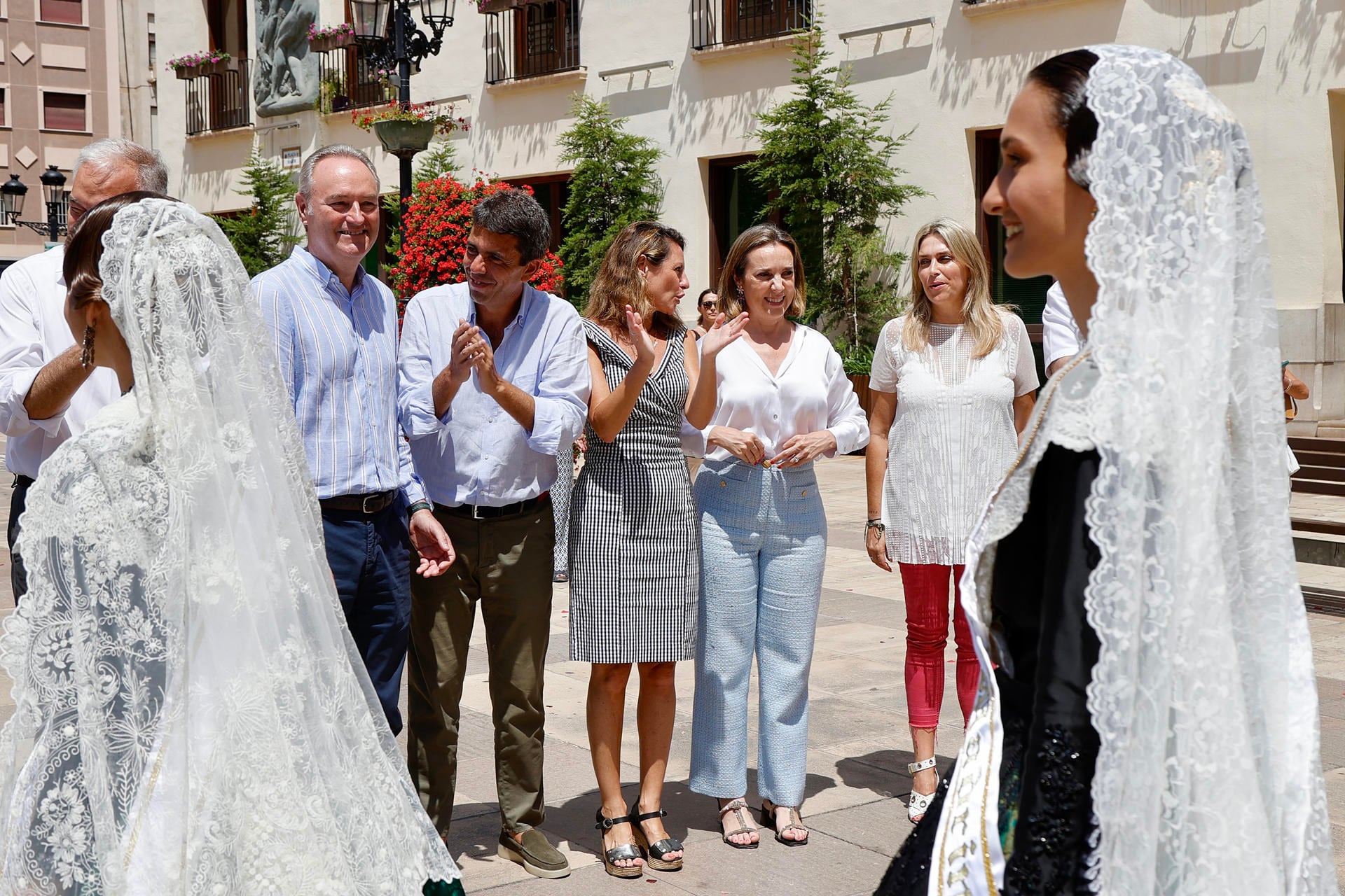 La secretaria general del PP Cuca Gamarra en Castellón, acompañada por el previsible President de la Generalitat Valenciana Carlos Mazón, La presidenta de la Diputación de Castellón Marta Barrachina y la alcaldesa Begoña Carrasco.