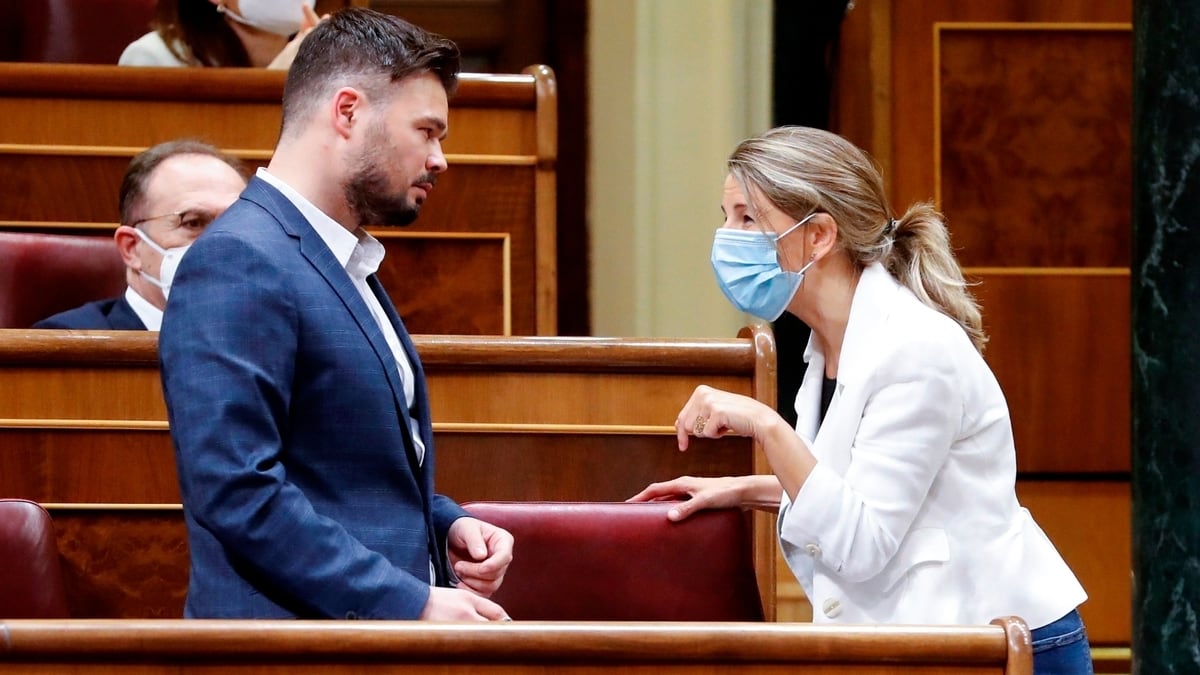 La ministra de Trabajo, Yolanda Díaz, conversa con el portavoz de ERC, Gabriel Rufián, durante un pleno del Congreso