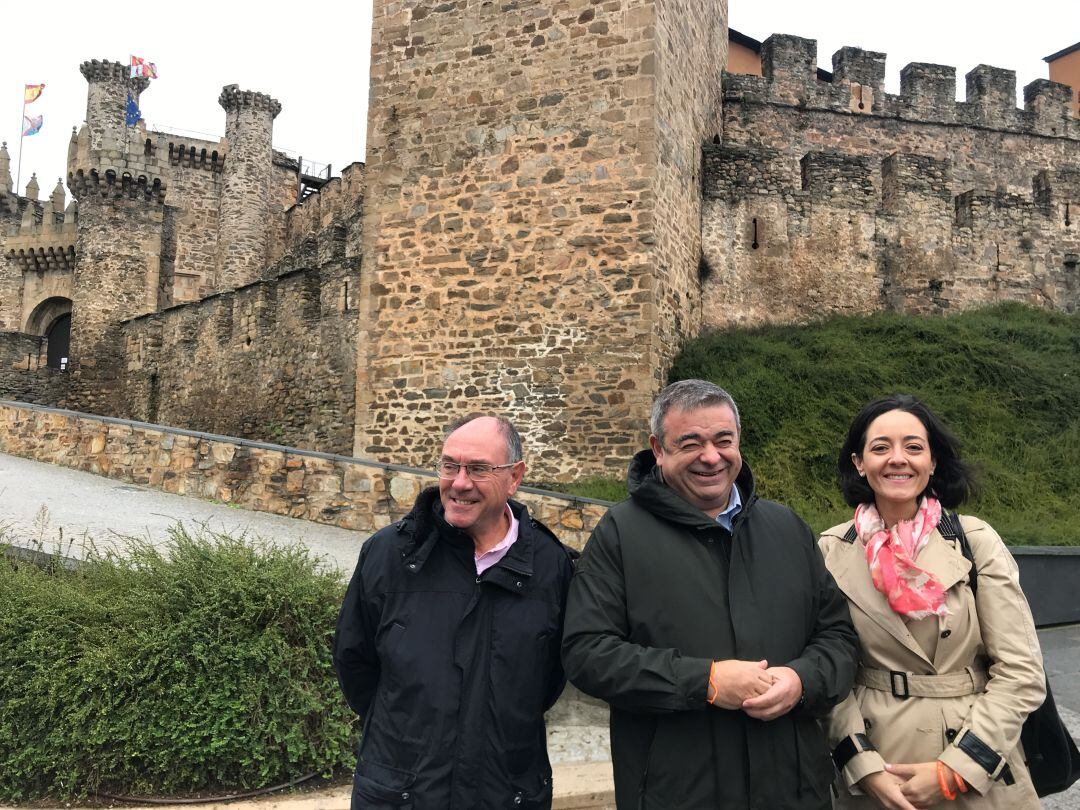 Los candidatos de Ciudadanos a las puertas del castillo, en Ponferrada