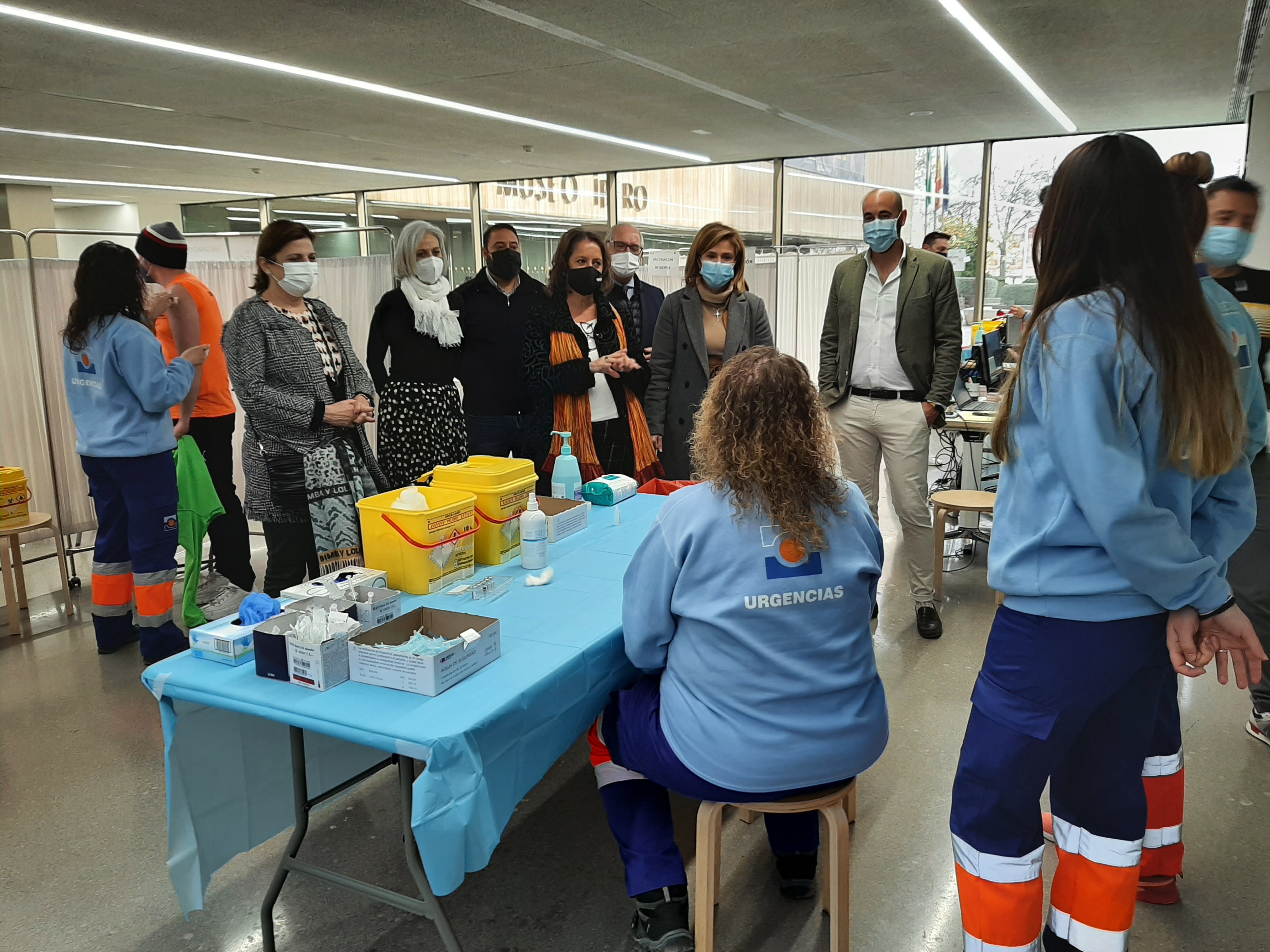 Miembros de la Junta de Andalucía visitando el punto de vacunación en el Museo Íbero de Jaén, que va a clausurarse