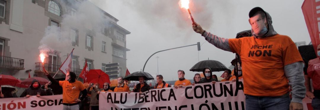 Trabajadores de Alu Ibérica  y las centrales térmicas de As Pontes y Meirama, durante la concentración llevada a cabo ante la delegación del Gobierno en Galicia