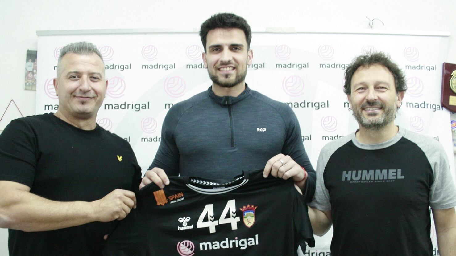 Adrián Ruiz entre el directivo Raúl Madrigal y el director deportivo, Antonio Mateo (D)