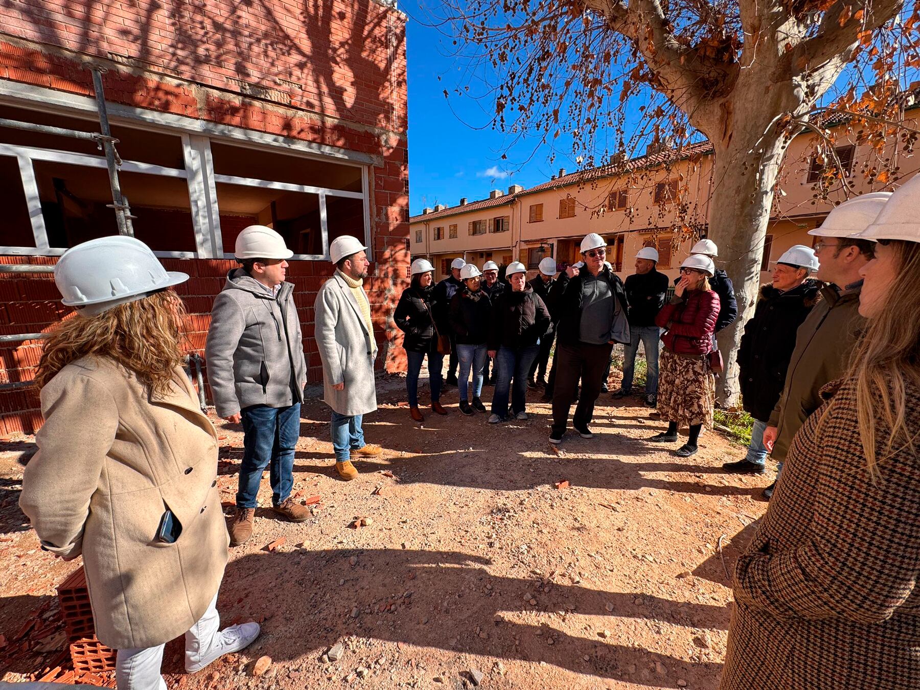 Un instante de la visita de las autoridades y comunidad educativa a las obras del Andreu Sempere