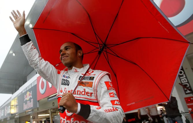 El piloto de McLaren se resguarda de la lluvia en el circuito de Suzuka