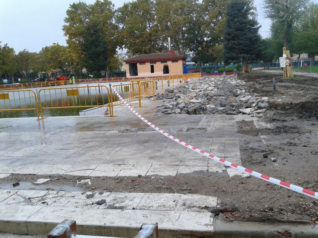 Las obras de la cubierta retráctil de la piscina se terminarán entre mayo y junio del próximo año. 