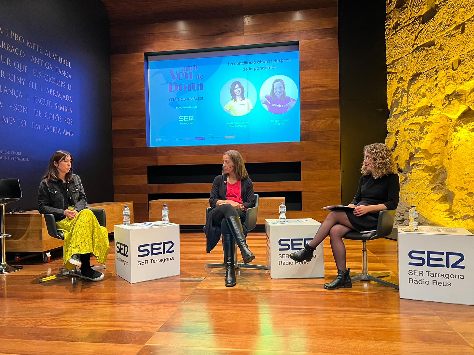 Maite Egoscozábal, sociòloga de Malasmadres, i Judit Montserrat, presidenta de Tecletes, durant el primer debat de la jornada
