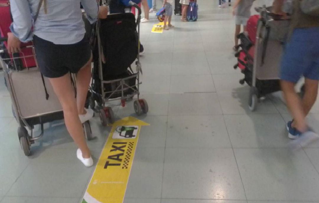 Carteles informativos en el Aeropuerto de Ibiza