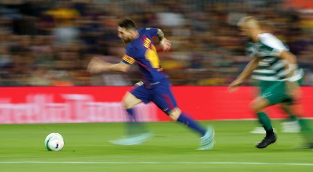 Messi, al ataque en el partido entre el Barcelona y el Eibar.