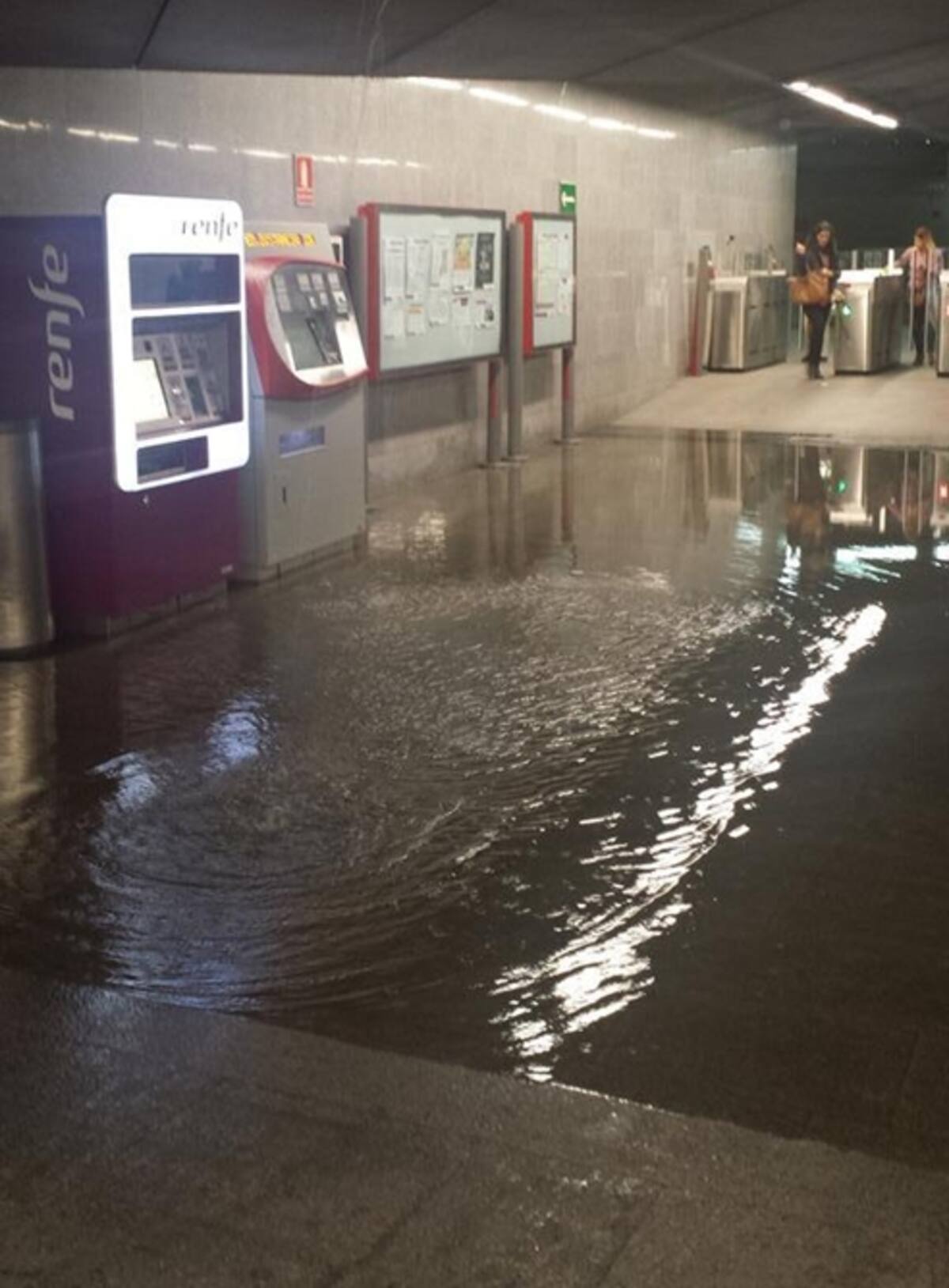 El agua ha inundado parte de la estación de San Bernardo.
