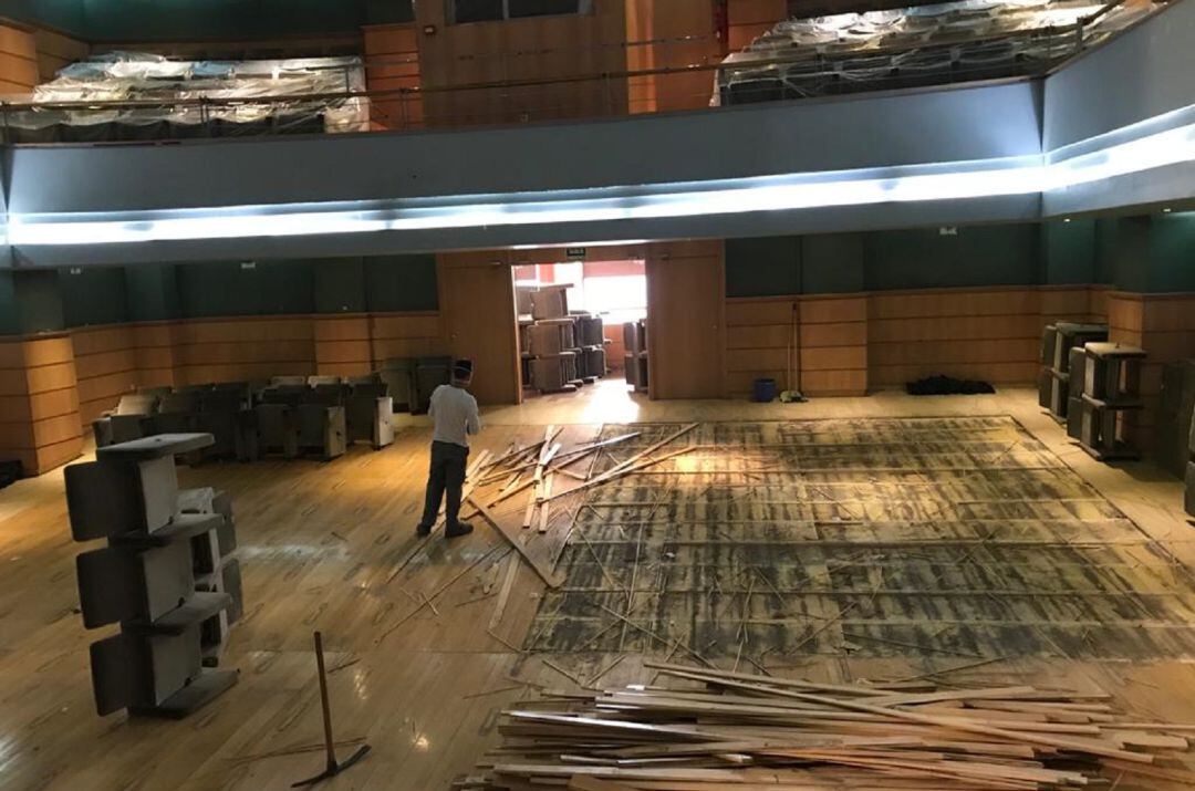 Las butacas del Teatro Darymelia, desmontadas