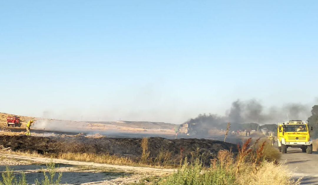 Un momento de la extinción del incendio en el camino de El Salinero en Cuéllar