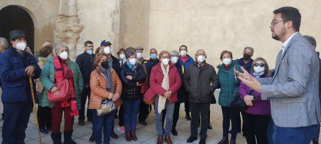 Fran Lozano recibe a los turistas jiennenses en las ruinas de Santa Marïa de Cazorla