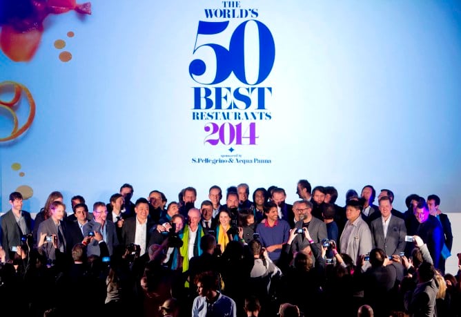 Los hermanos Joan, Josep y Jordi Roca, Juan Mari y Elena Arzak o Andoni Luis Aduriz, entre otros, han acompañado a Rene Redzepi en la foto de los '50 Best'.