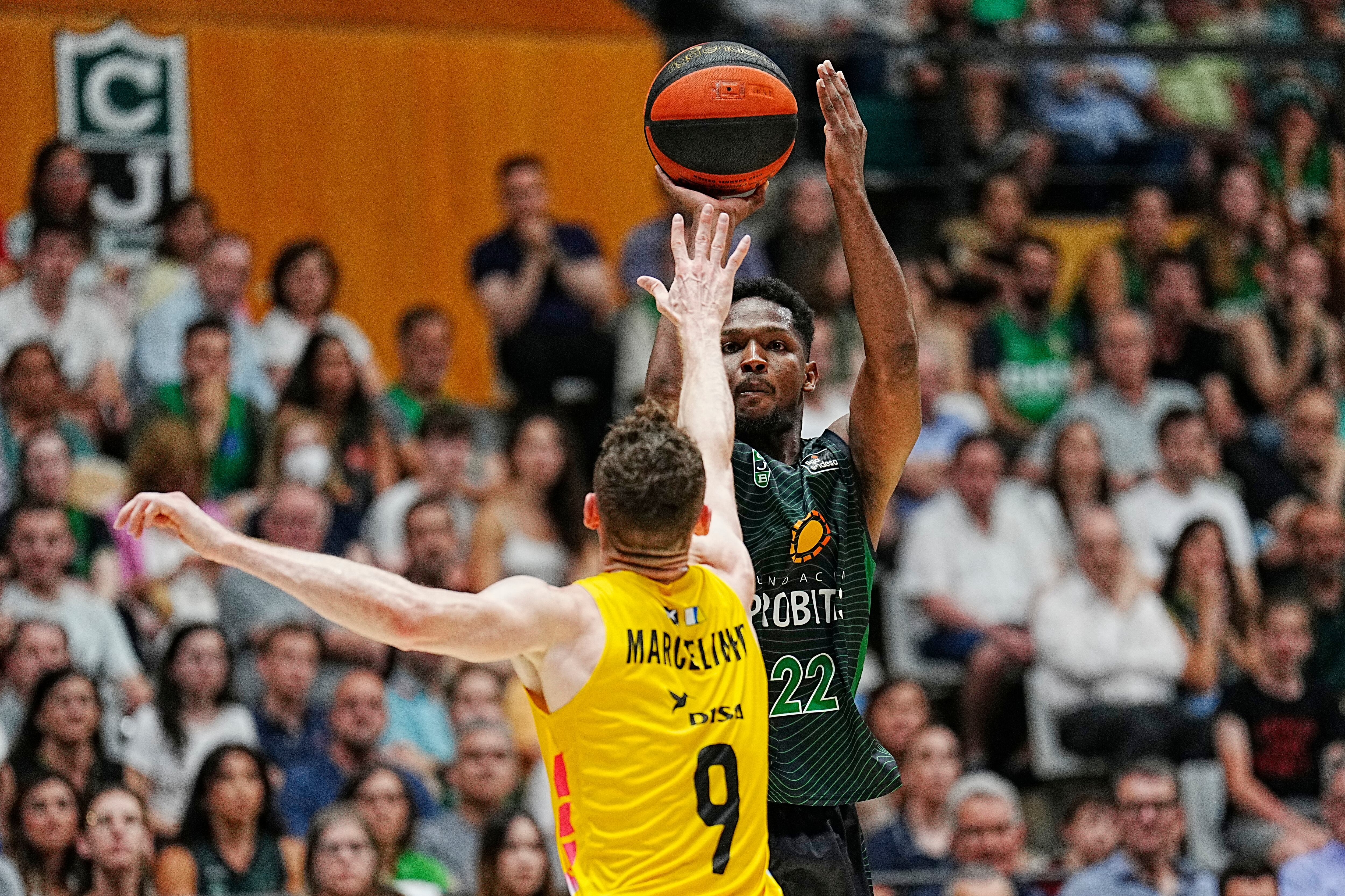 BADALONA (BARCELONA), 31/05/2022.- El base del Joventut Andrés Feliz (d) se dispone a lanzar ante Marcelinho Huertas, del Lenovo Tenerife, durante el tercer partido de los cuartos de final de la Liga ACB de baloncesto que disputan este martes en el Pabellón Municipal de Badalona. EFE/Alejandro García