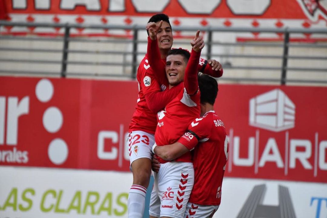 Alberto Toril celebra un gol con Víctor Meseguer y Rafa Chumbi