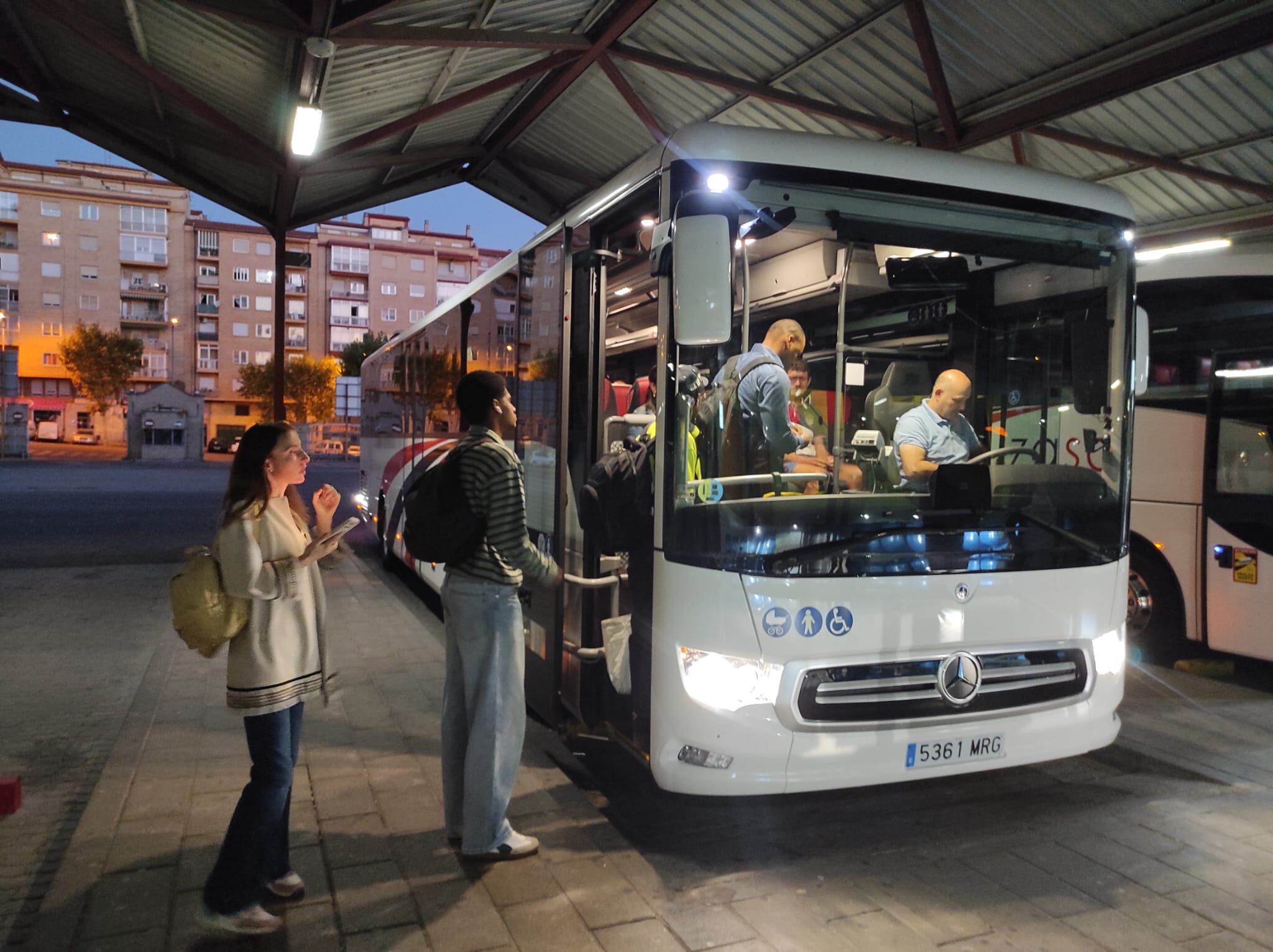 Viajeros del autobus Zamora-Salamanca en la estación de Zamora