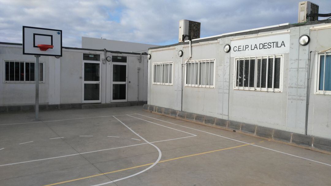 Aulas modulares conocidas como "barracones" en el CEIP La Destila en Lanzarote