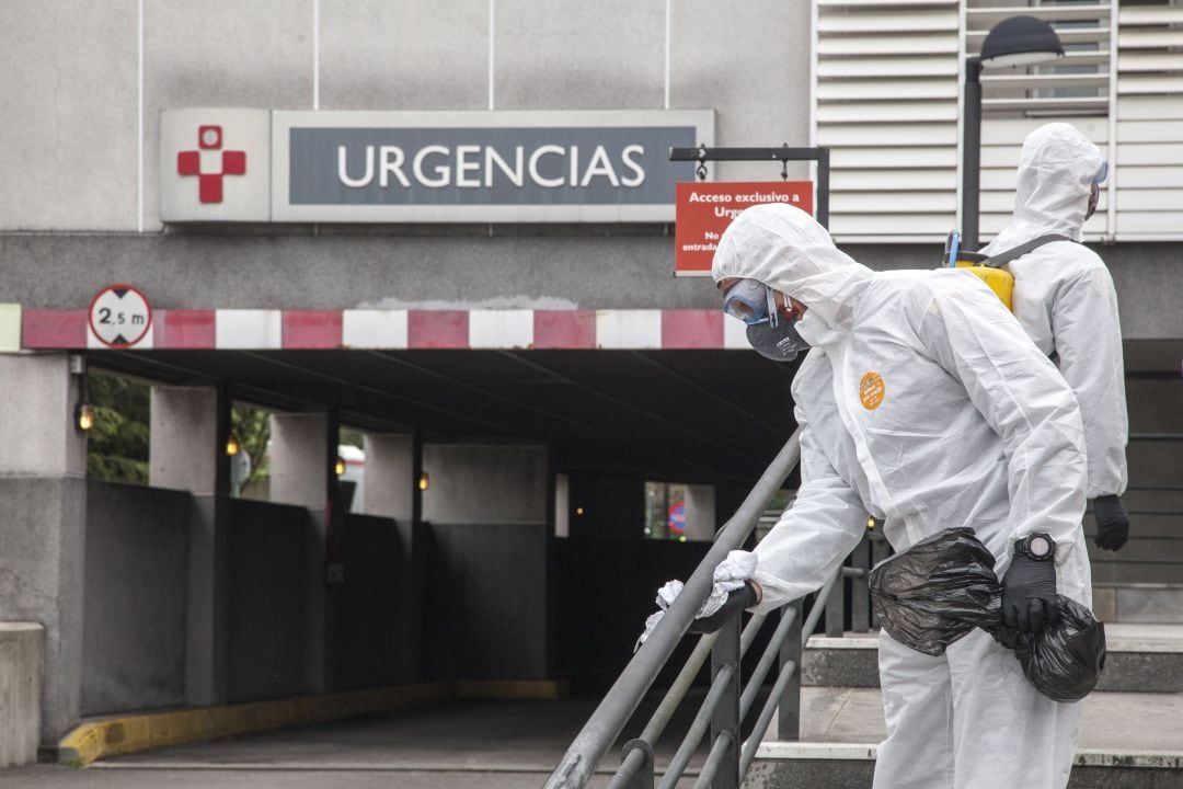 Miembros del Ejército desinfectan los exteriores del Hospital de Cabueñes durante la primera ola. 