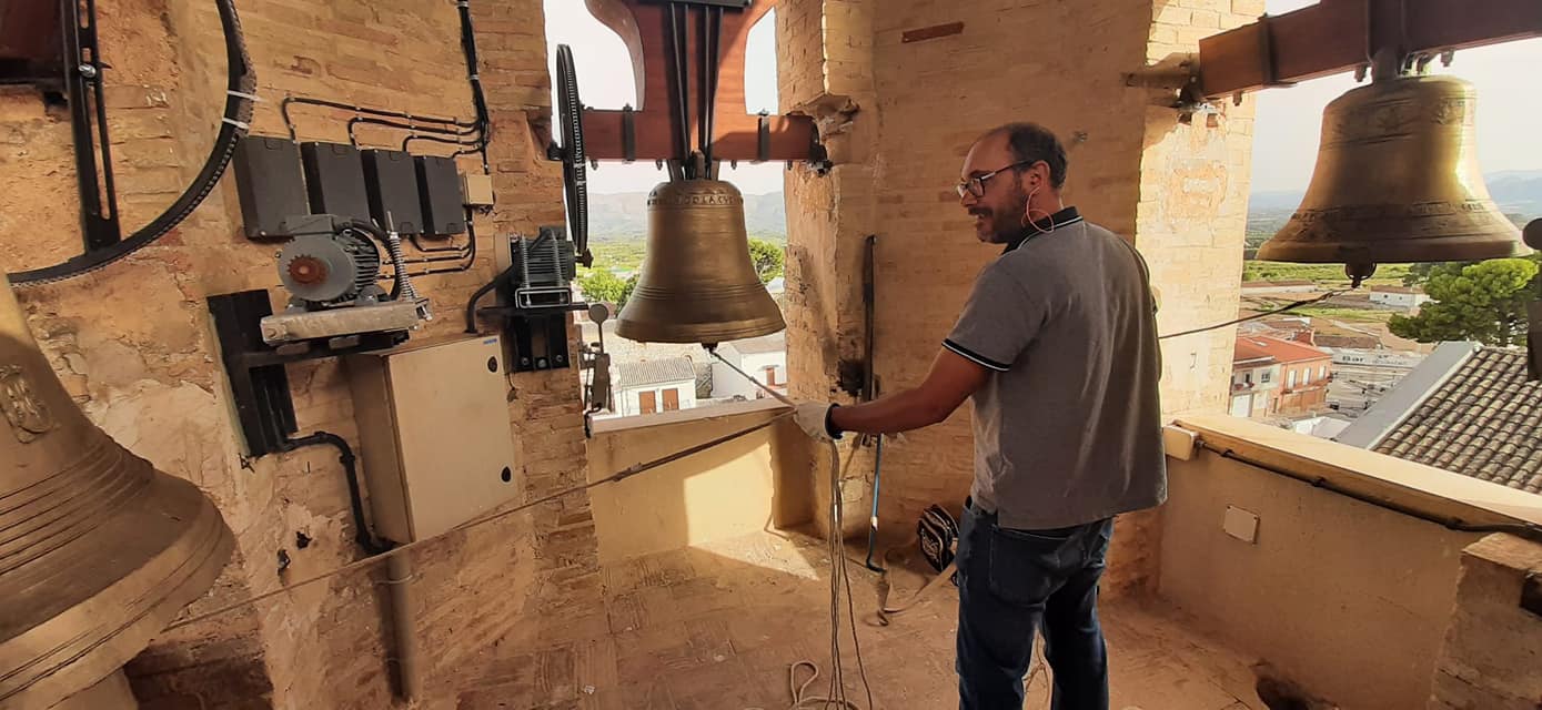 Un component de Campaners del Comtat tocant les campanes el passat 29 de juny a Beniarrés.