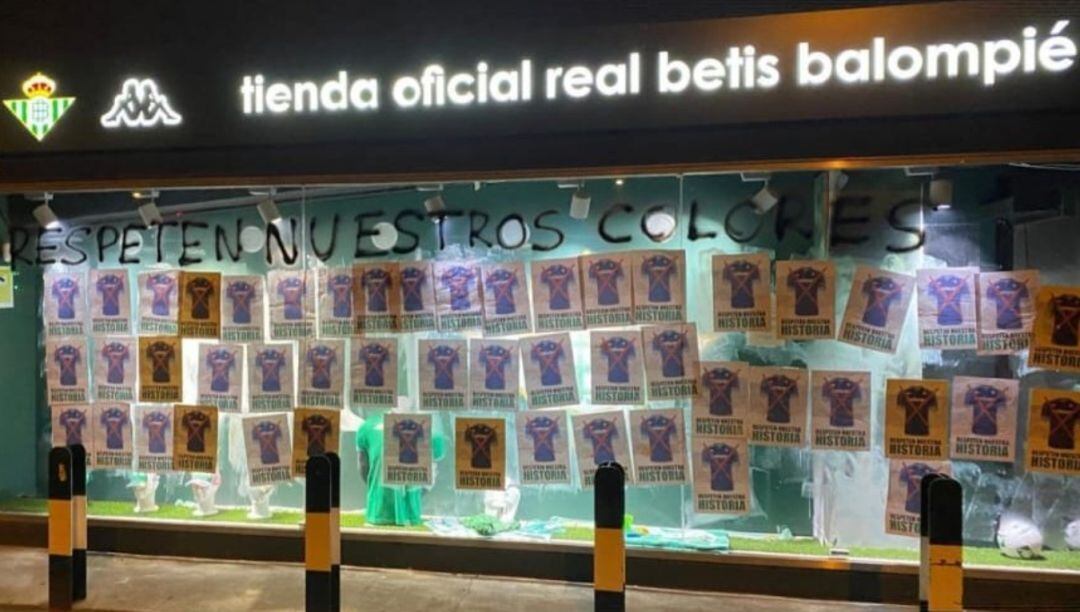Pintadas y carteles en una de las tiendas oficiales del Betis.