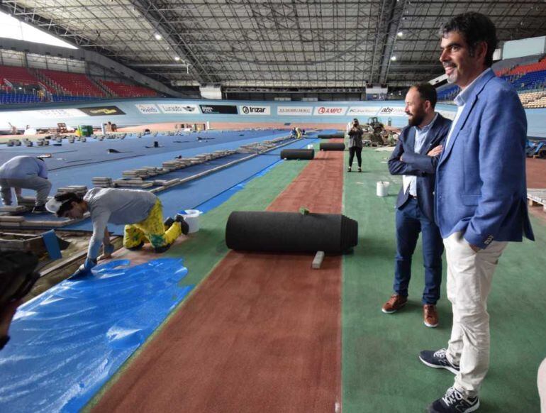 Visita del diputado de Deporte, Denis Itxaso, y del alcalde de San Sebastián, Eneko Goia, a la pista de atletismo del Velódromo Antonio Elorza.