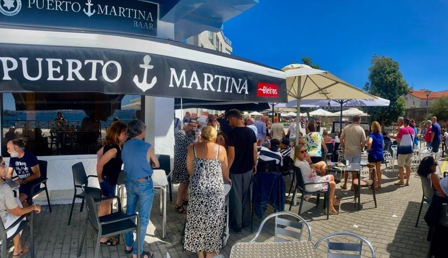 El bar Puerto Martina en Playa Mera (Oleiros).