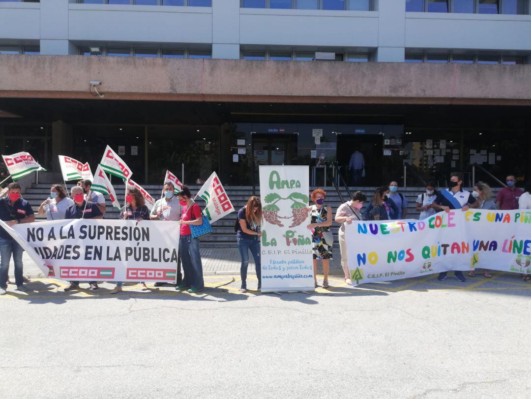 Concentración del AMPA &quot;La Piña&quot; del colegio El Pinillo de Torremolinos y CCOO en la Delegación de Educación de Málaga