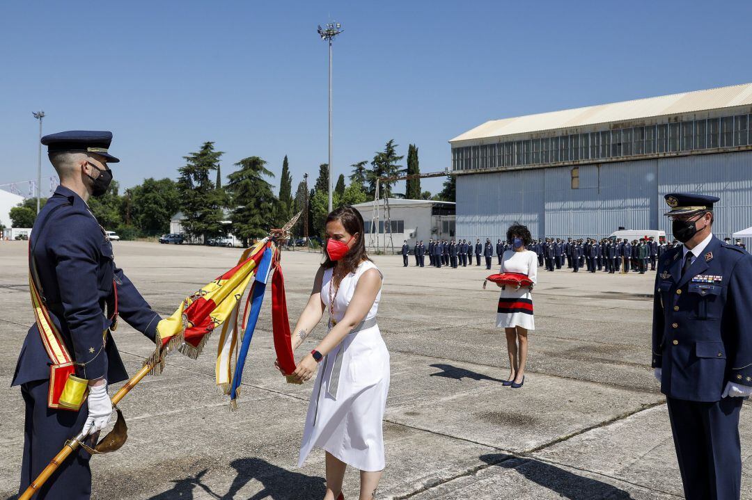 La alcaldesa de Getafe, Sara Hernández, impone la Medalla de Oro de la Ciudad a la Base Aérea. 