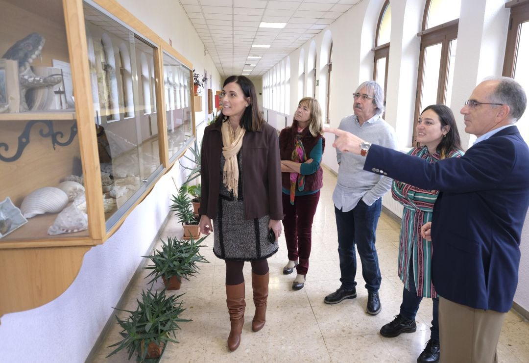 El director del IES Santa Clara, Silvino Corada, guía a la alcaldesa, Gema Igual, en su visita a las instalaciones del centro.