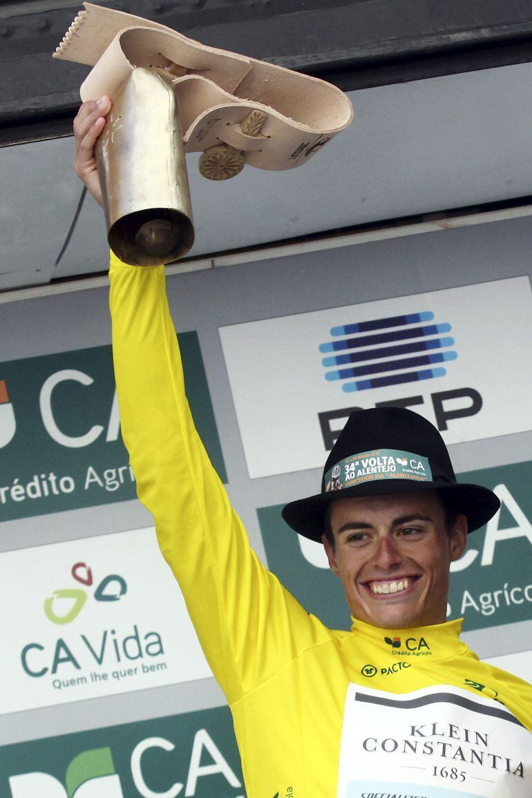 NV01. ÉVORA (PORTUGAL), 20-03-2016.- El ciclista español del Klein Constantia Enric Mas celebra en el podio la victoria conseguida en la quinta etapa de la Vuelta al Alentejo disputada entre Santiago do Cacém y Évora, Portugal, el 20 de marzo del 2016. EF