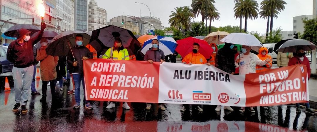 Concentración de los trabajadores de Alu Ibérica 