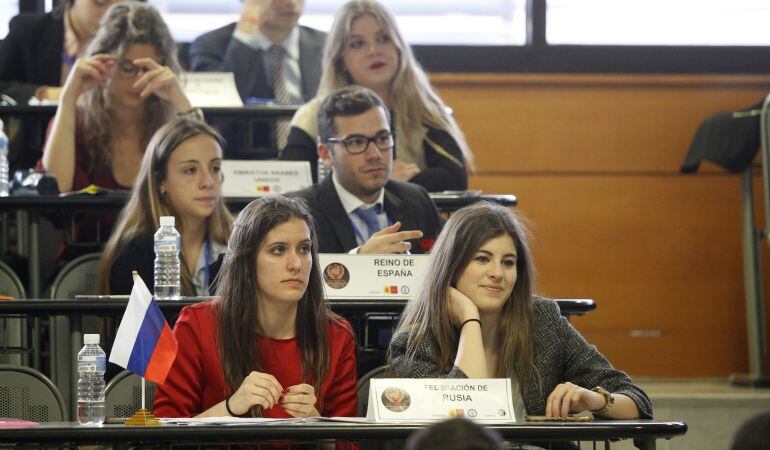 Los estudiantes simulan ser delegados de cada país en la ONU