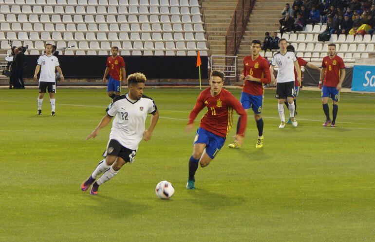 Denis Suárez y el jugador de la selección austríaca sub-21 Mwene