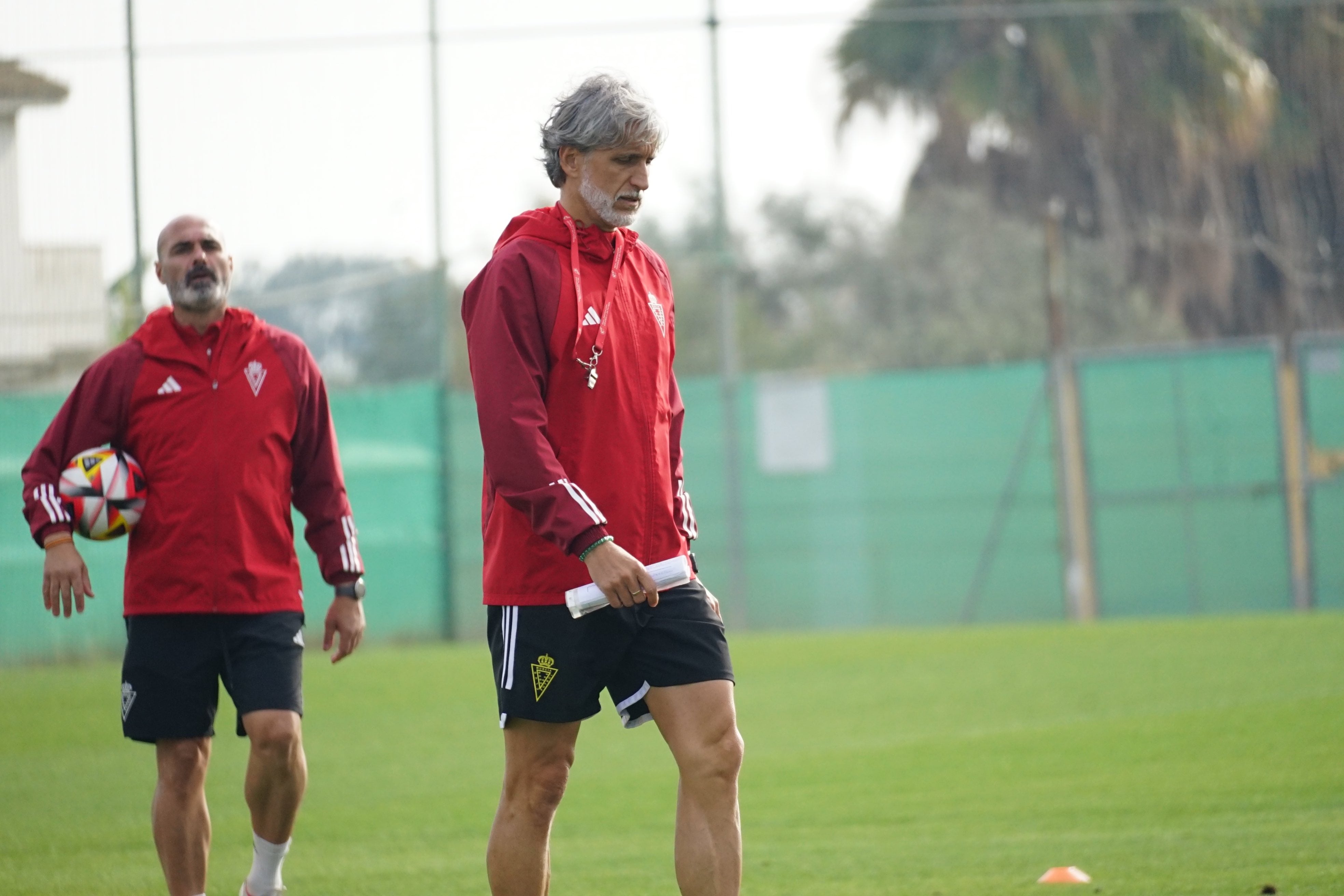 Pablo Alfaro, entrenador del Real Murcia, seguido por su segundo, el lorquino Tato